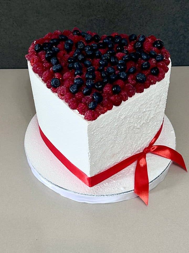Heart-shaped cake with berries: original photo